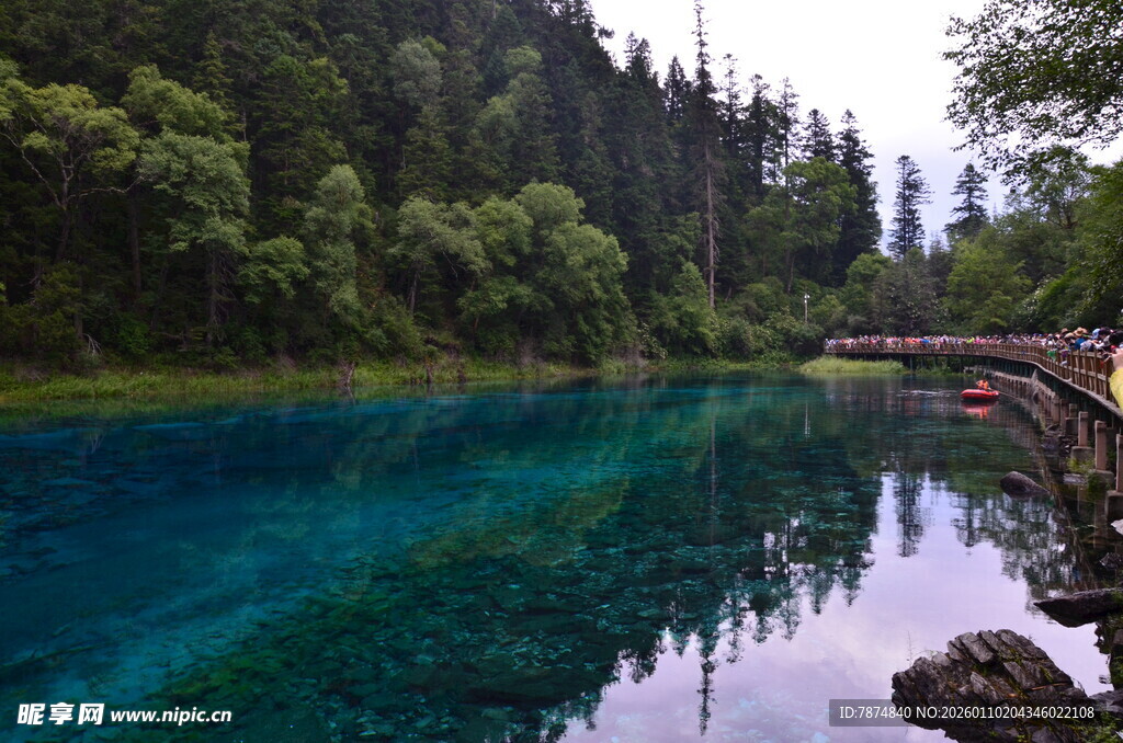 梦幻蓝湖 山林环绕的美景