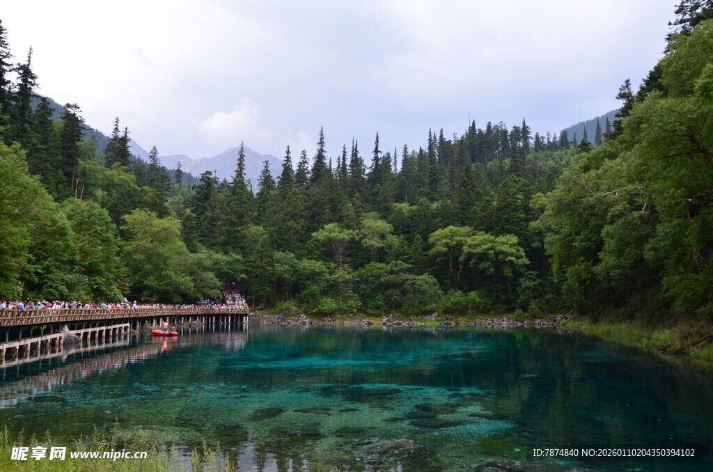 梦幻清澈的山间碧绿湖水