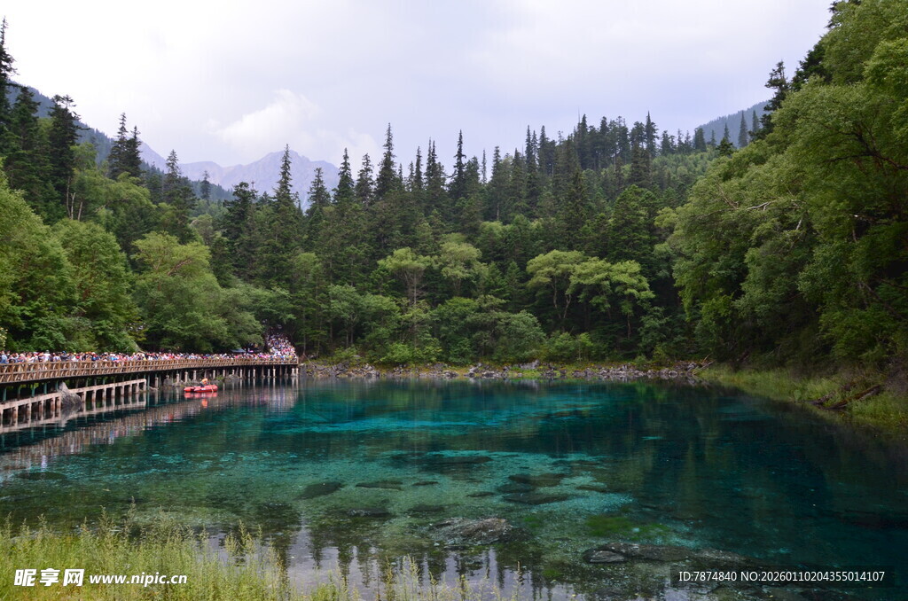 九寨沟清澈美丽的湖水