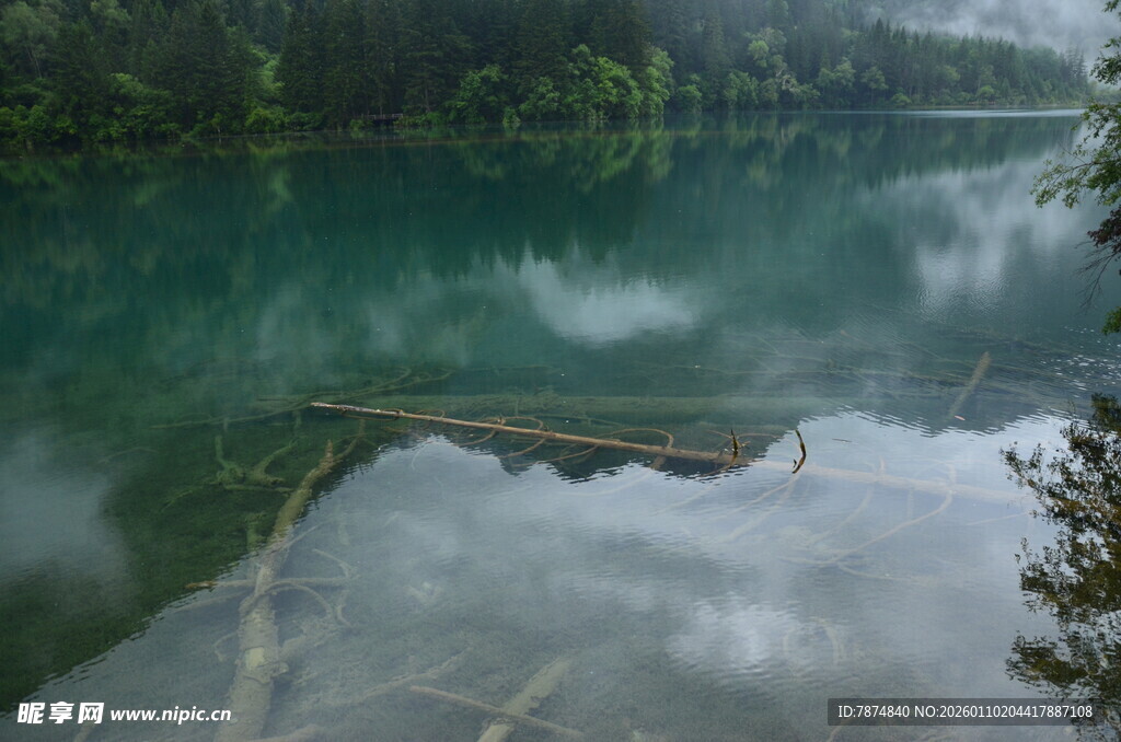湖光山色间的静谧美景