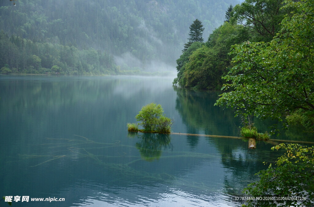 静谧湖景 山林环绕的仙境