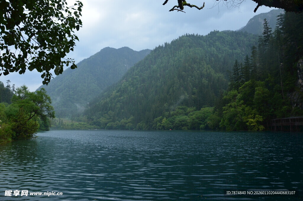 青山环绕的静谧湖水