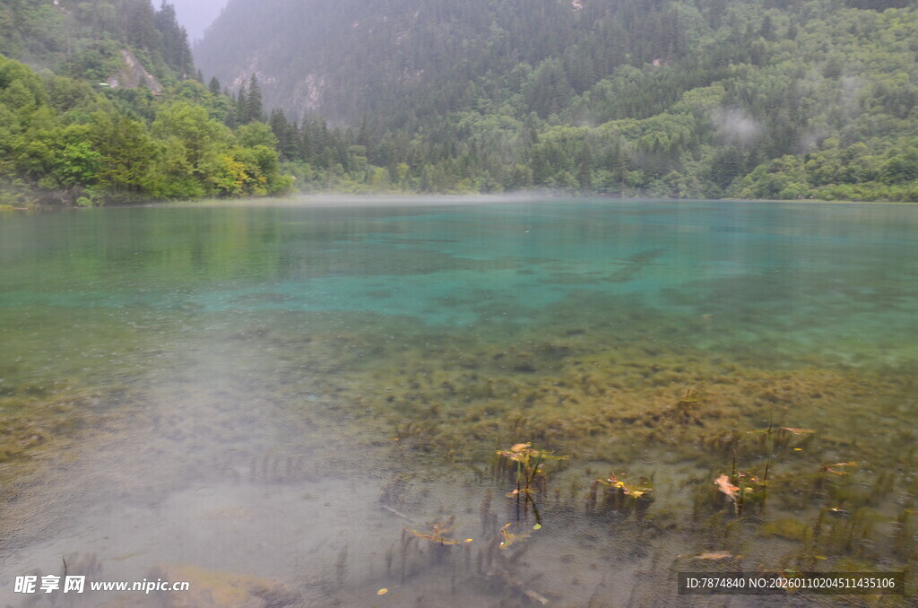 梦幻蓝湖 山水间的静谧之美