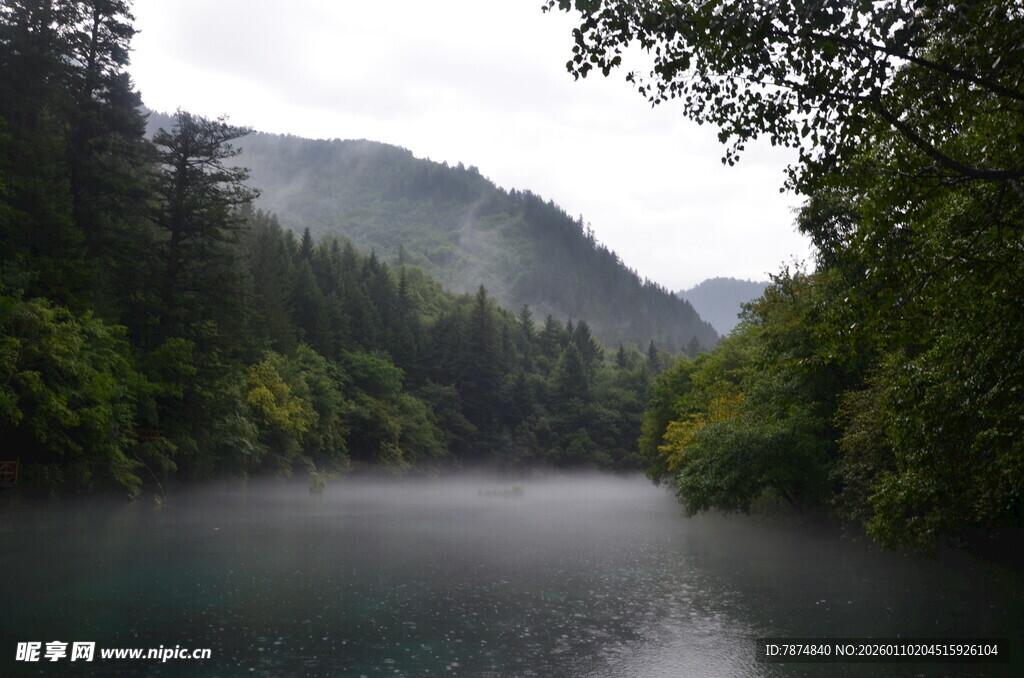 山间幽湖之静谧美景