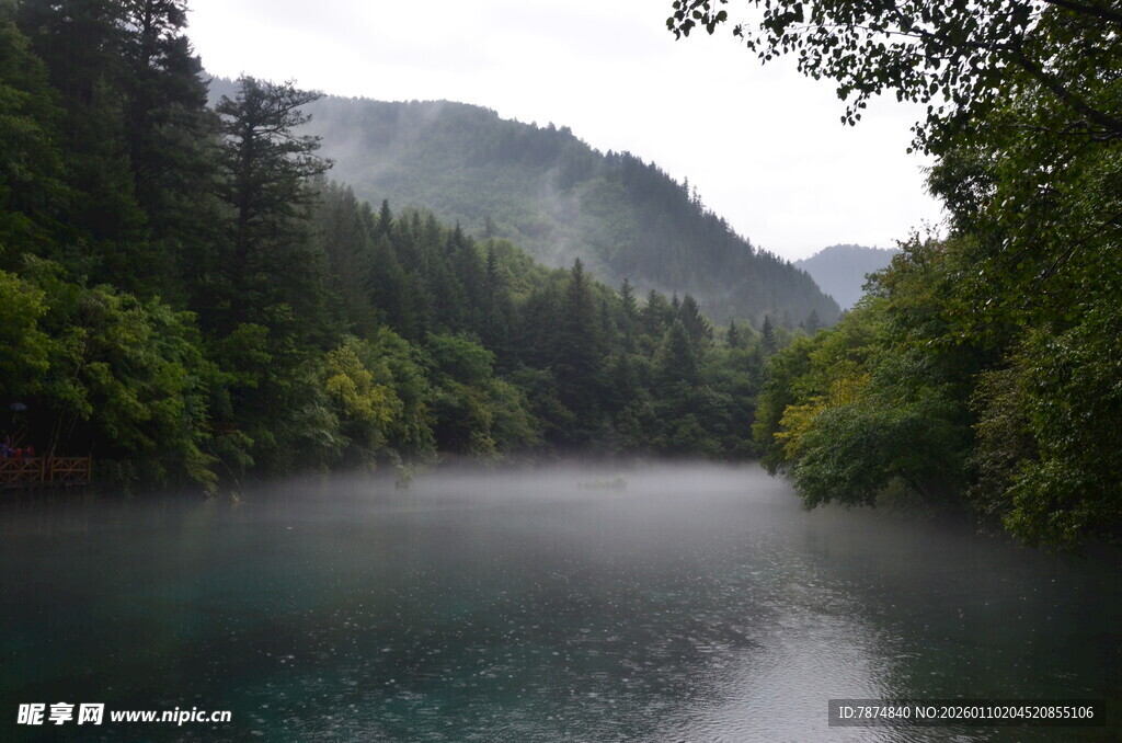 山间静谧河流 绿意环绕