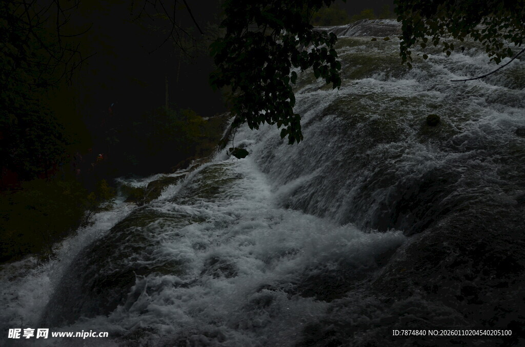山间湍急瀑布景观