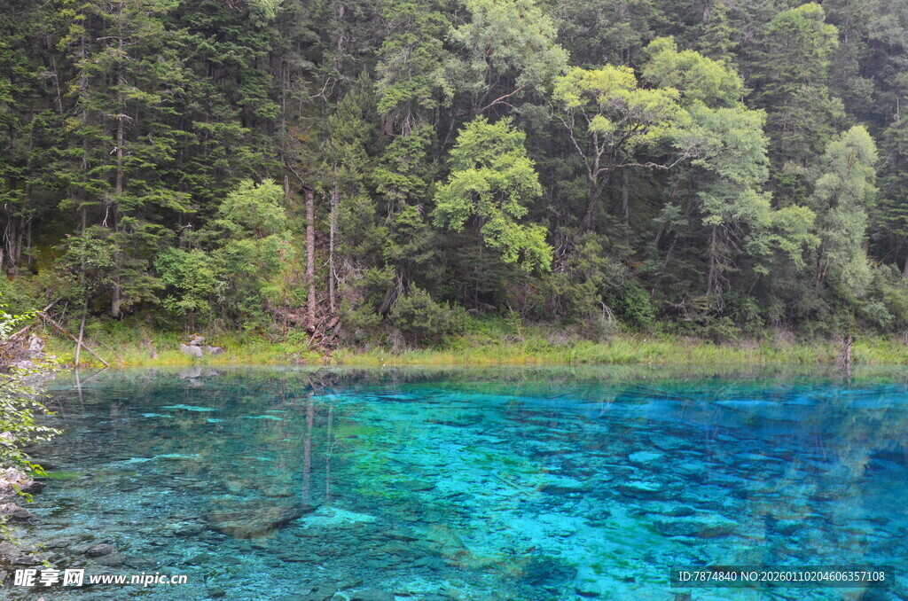 清澈蓝湖 山林环绕美景