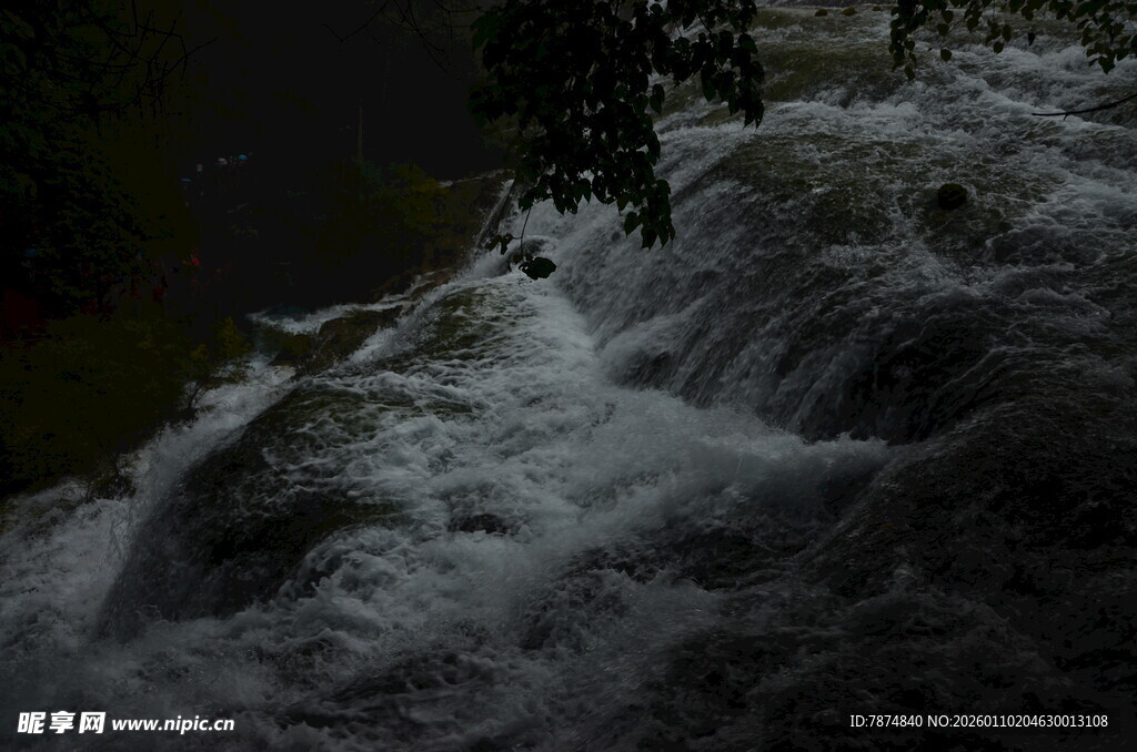 山间湍急小瀑布景观