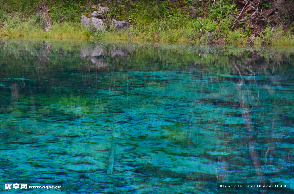 清澈碧绿的幽美湖水