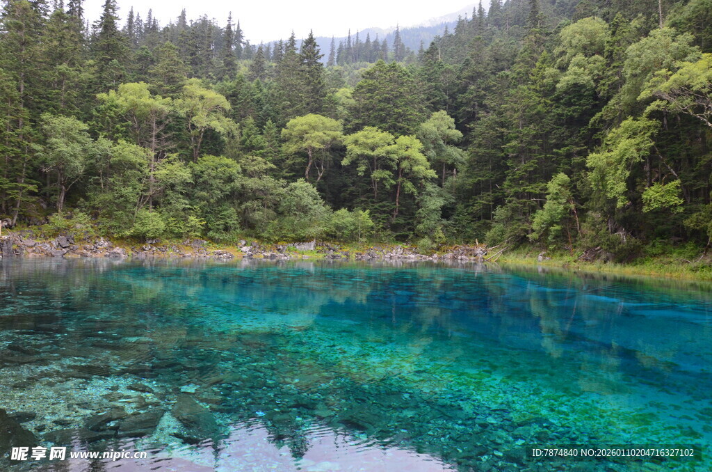 梦幻蓝绿潭 山林环绕美景
