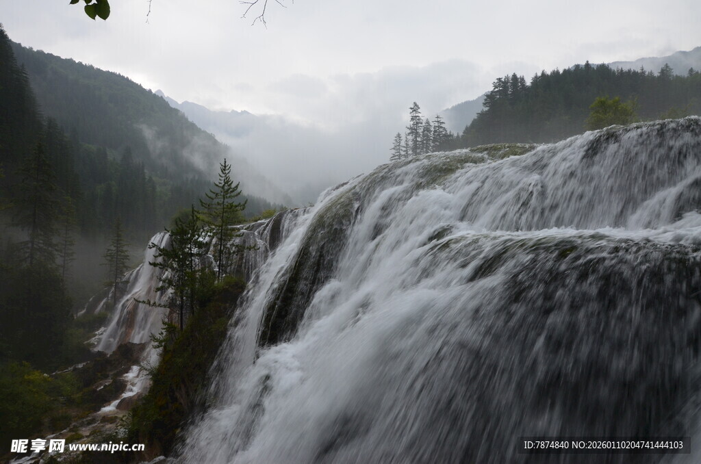 壮观瀑布 山间云雾缭绕