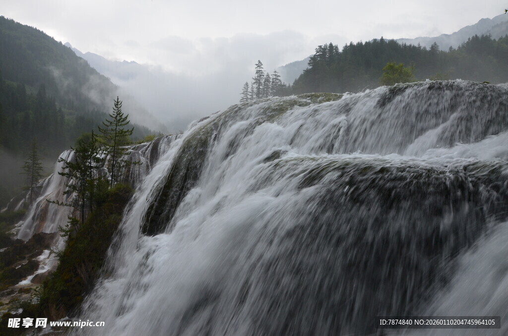山间瀑布云雾缭绕之景