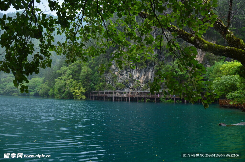 青山绿水间的静谧湖水