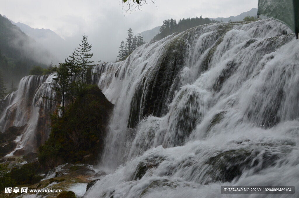 壮观山间瀑布景观