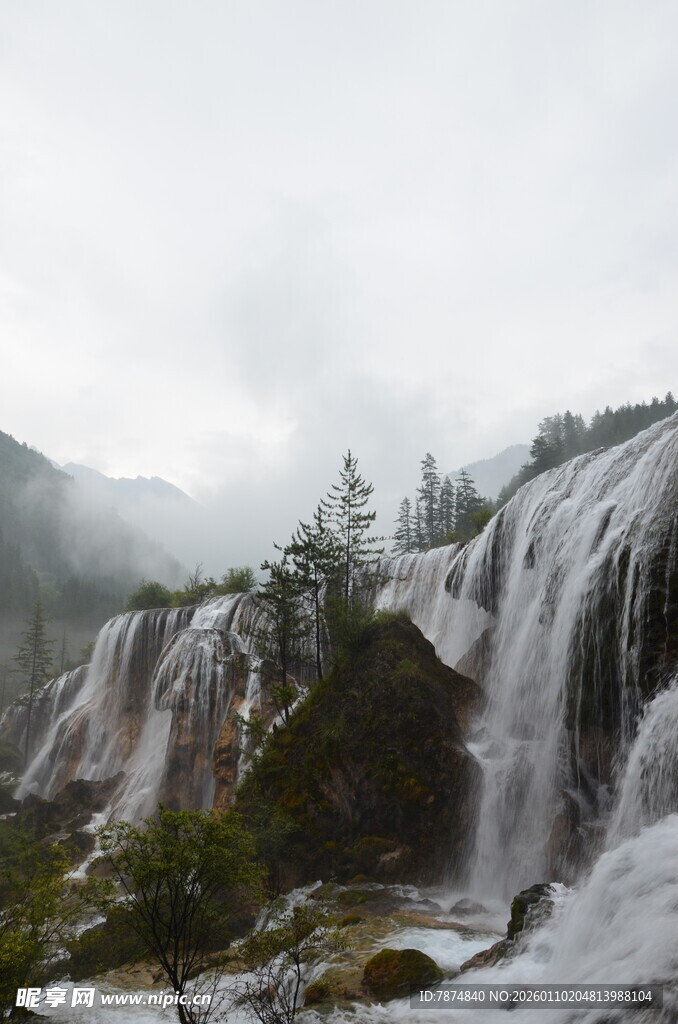 山间瀑布云雾缭绕美景