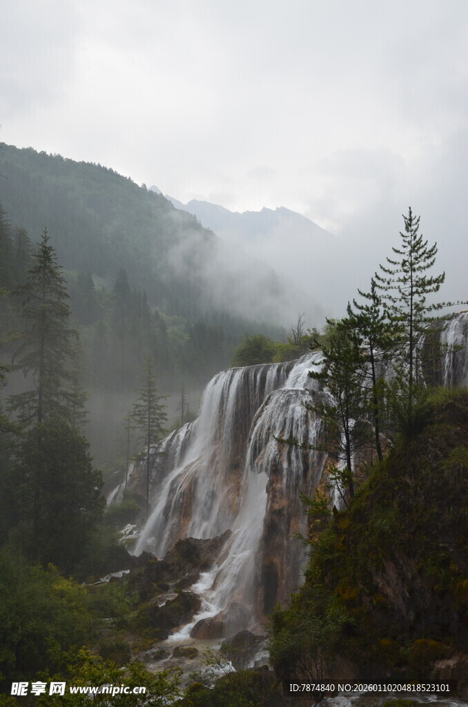 山间云雾缭绕的壮美瀑布