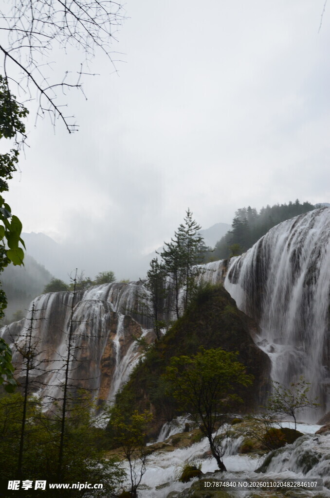 云雾缭绕下的壮美瀑布