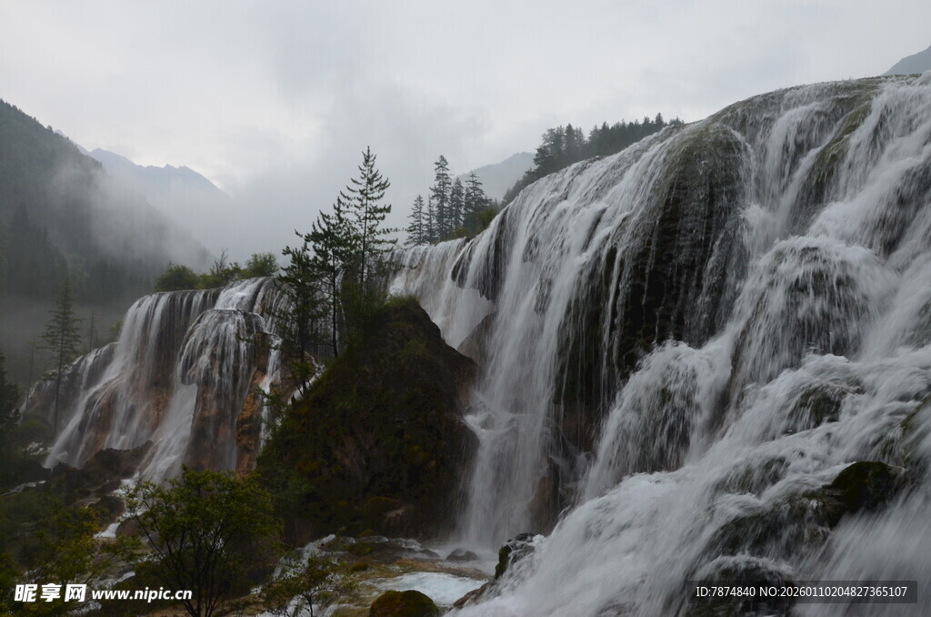 山间壮丽瀑布景观