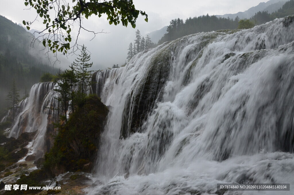 壮观瀑布倾泻于山间