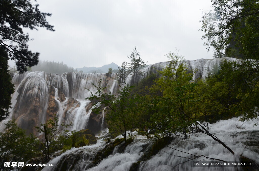 山间瀑布与葱郁绿植景观