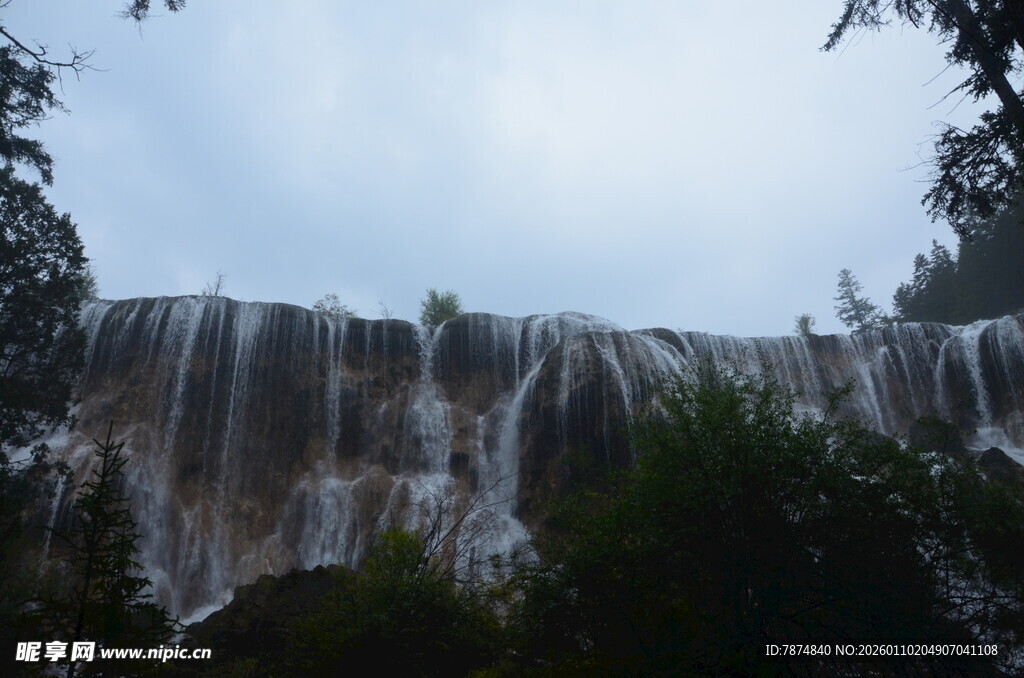 壮观瀑布下的自然美景