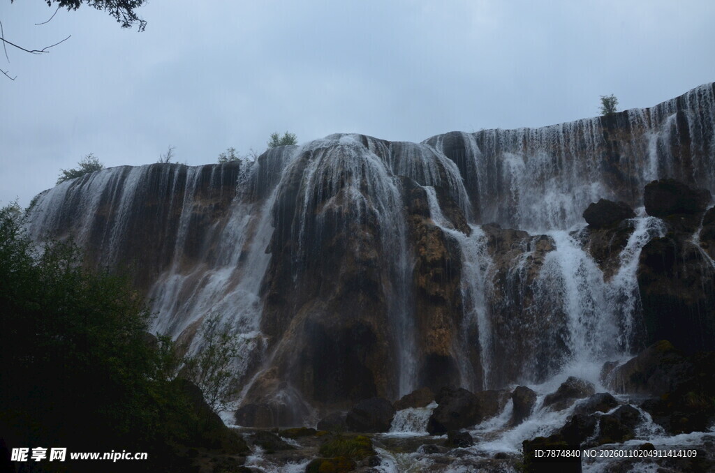 壮观瀑布景观