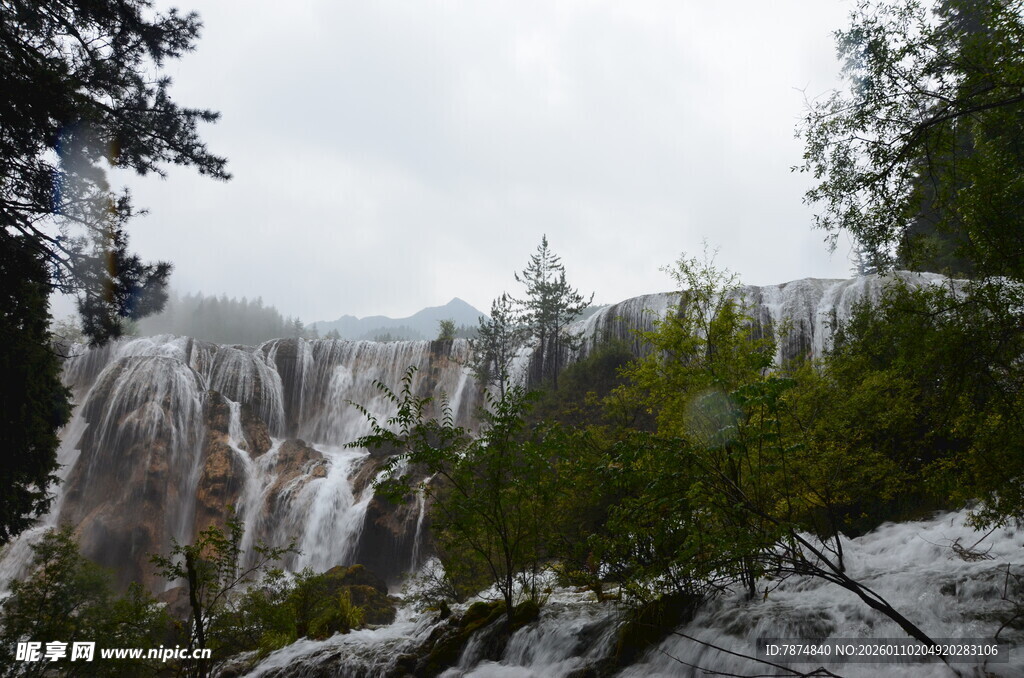 雪覆山林瀑布景观