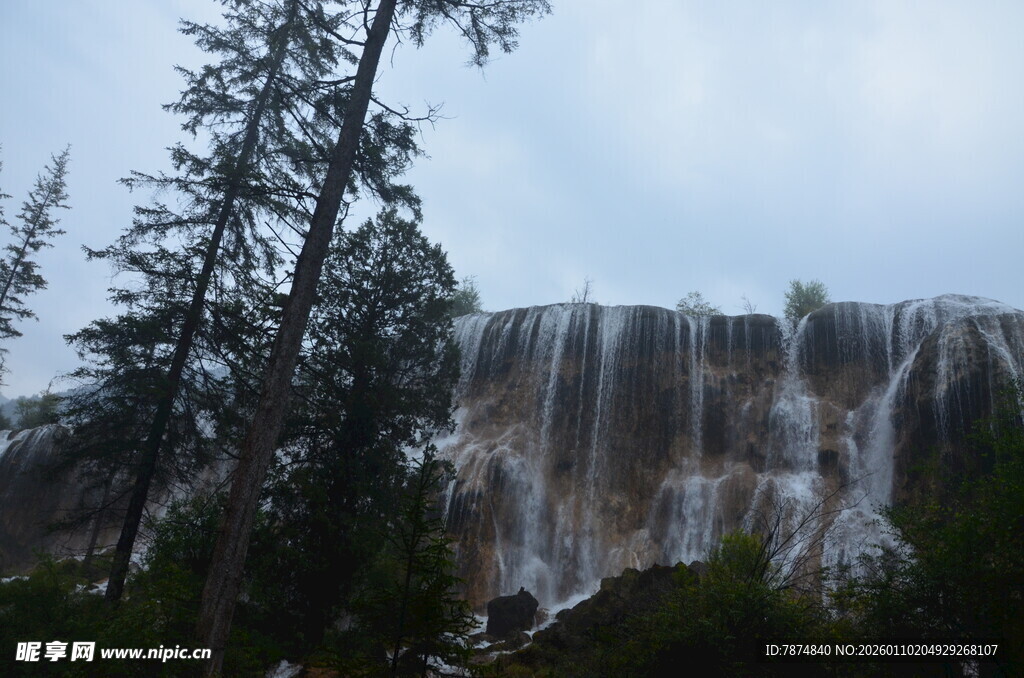 壮观瀑布与周边树木景观