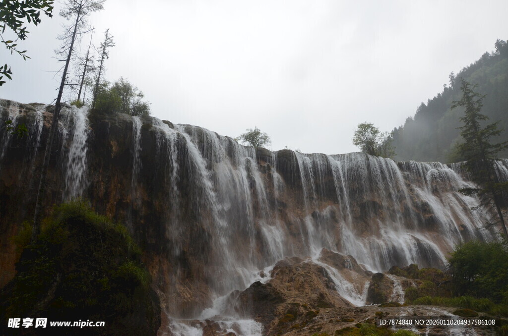山间云雾缭绕的壮美瀑布