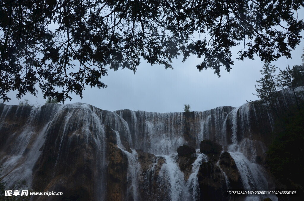 壮观瀑布下的自然景致