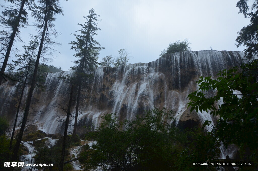 山间壮观瀑布景观