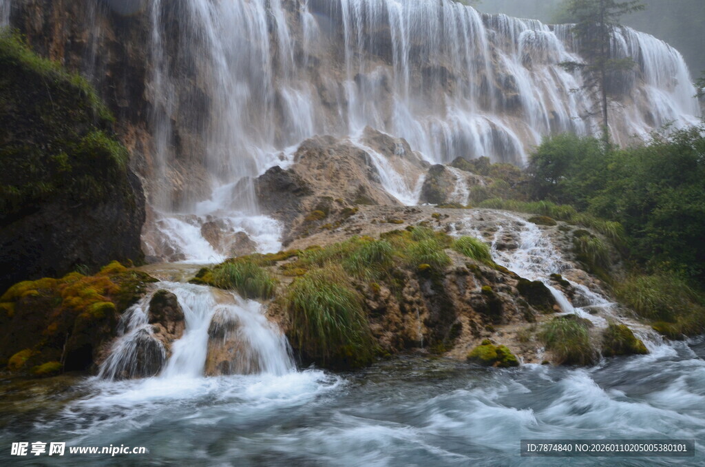 壮观山间瀑布景观