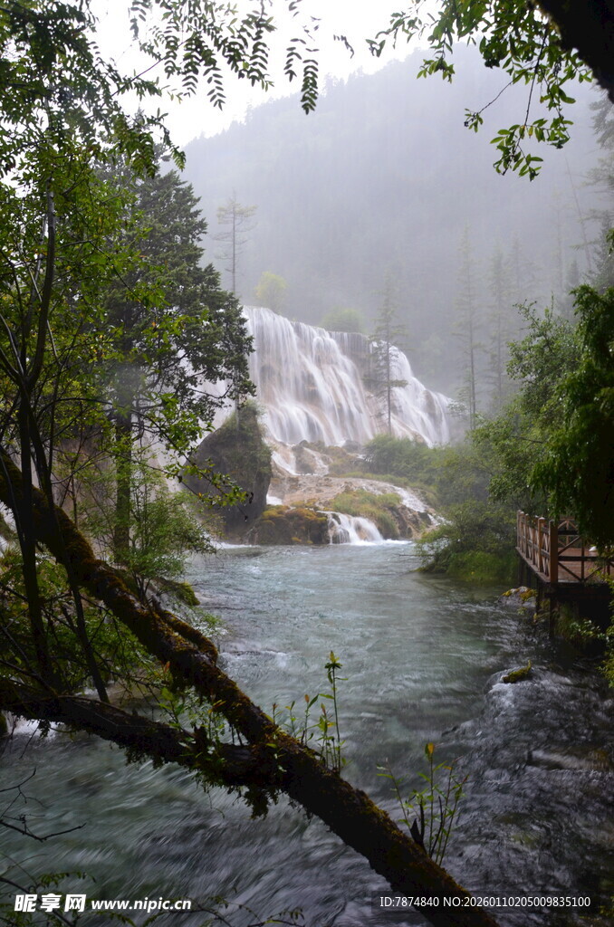 山林间的瀑布与潺潺溪流