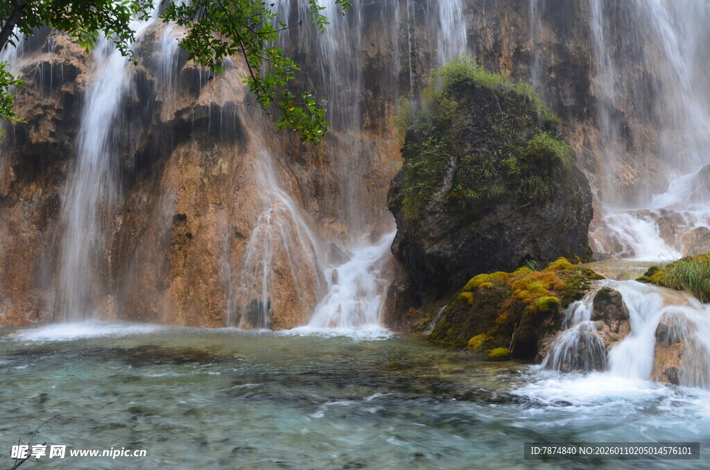 秀丽壮观的自然瀑布景观