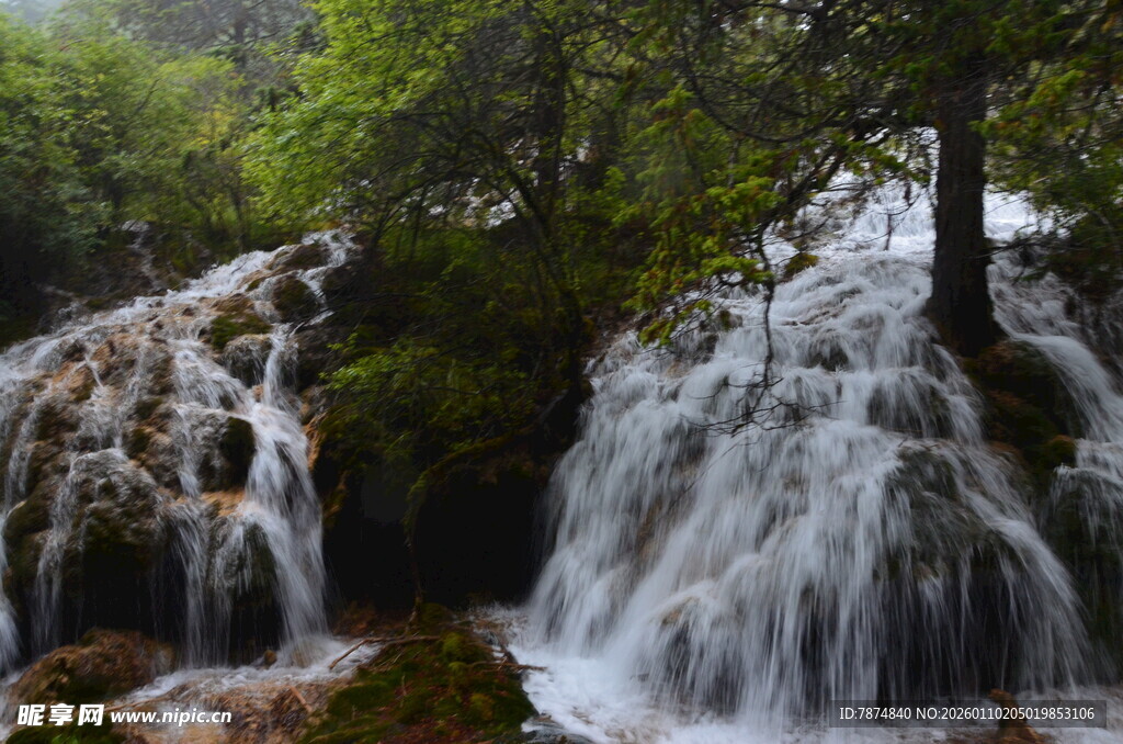山间瀑布流水美景
