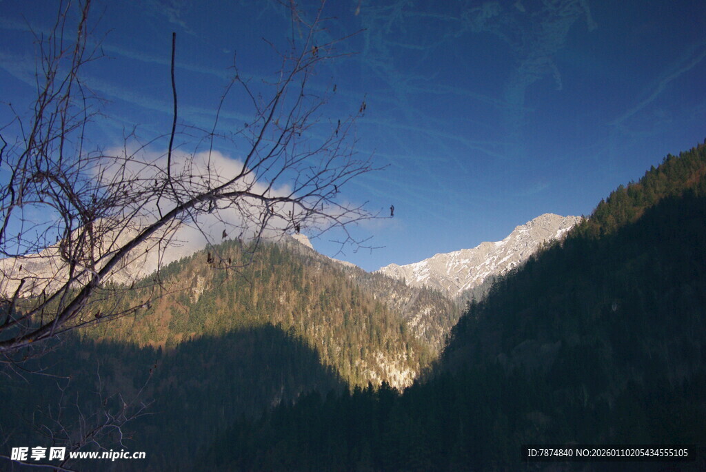 壮丽山景 蓝天映衬雪峰