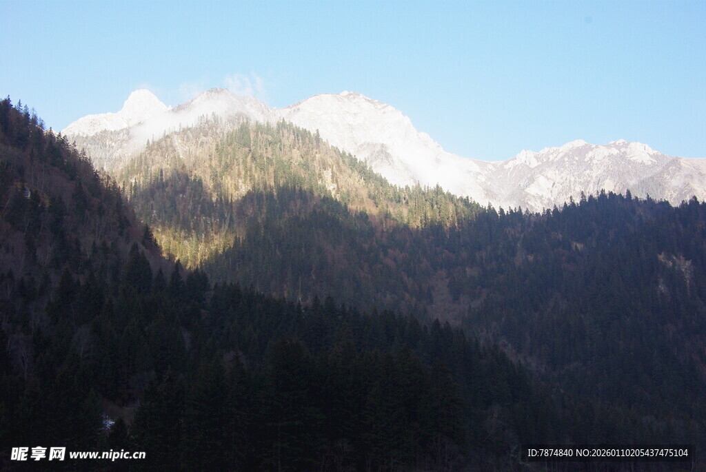 壮丽山景 阳光洒照山林