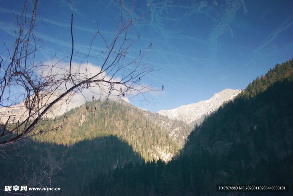 山间美景 蓝天映衬雪岭