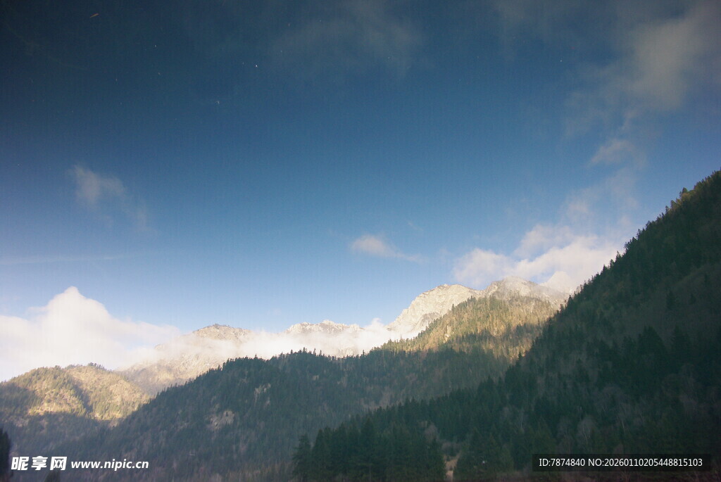 壮丽山景与蓝天