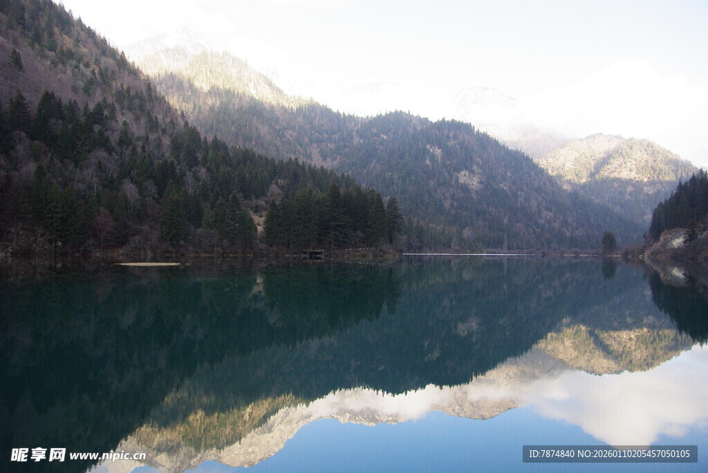 宁静山水湖景倒影如画