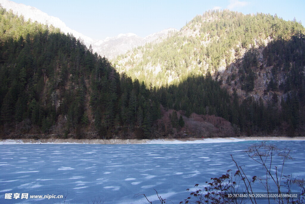 山间冰封湖泊秀丽景致