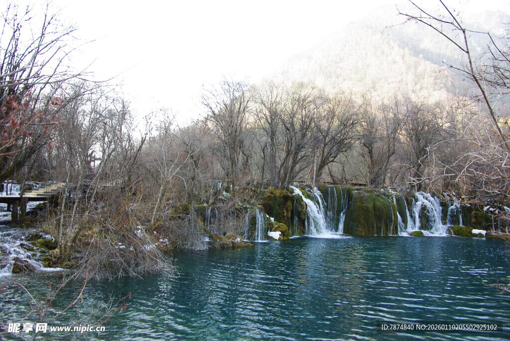 山间碧潭瀑布秀丽风光