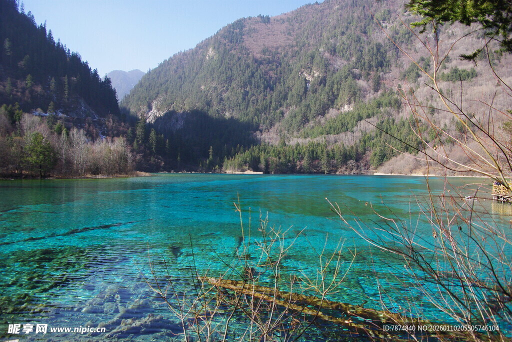 九寨沟绝美清澈蓝湖风光