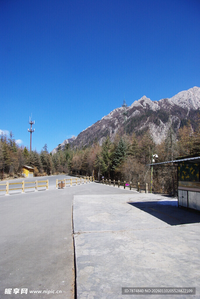 雪山下的开阔场地