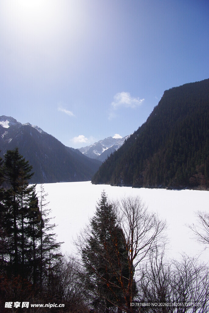 冬日雪山湖泊森林美景