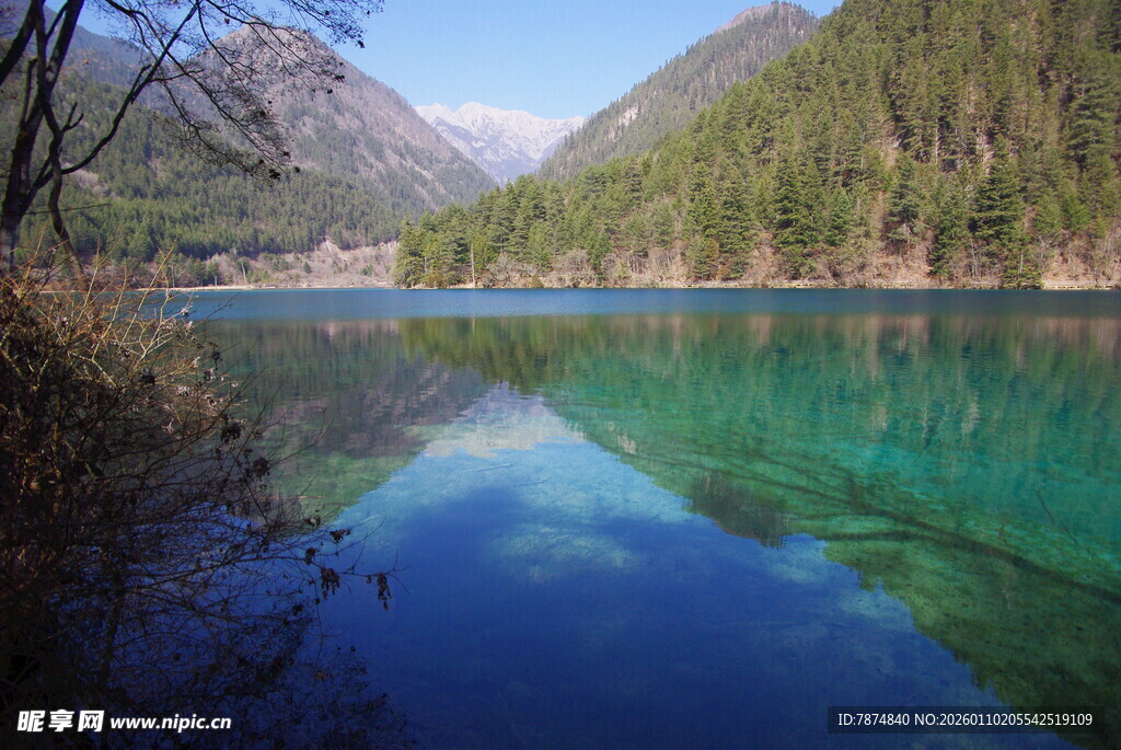 山间碧绿澄澈的宁静湖水
