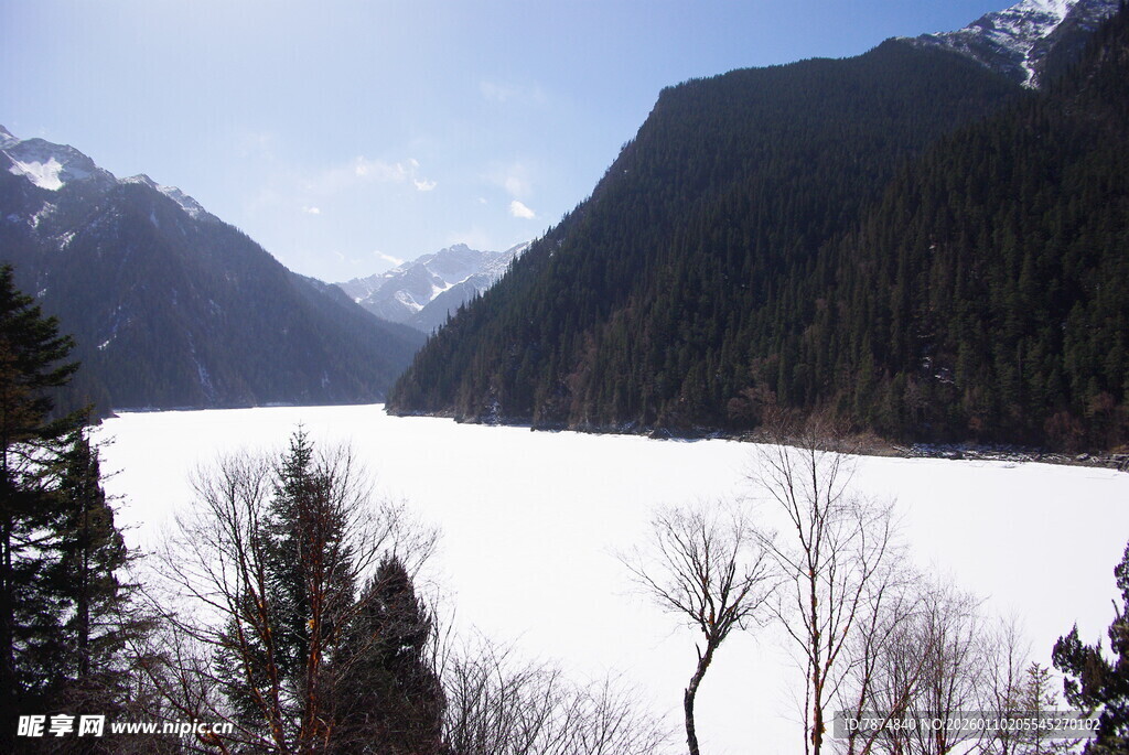 冬日雪山湖泊静谧美景