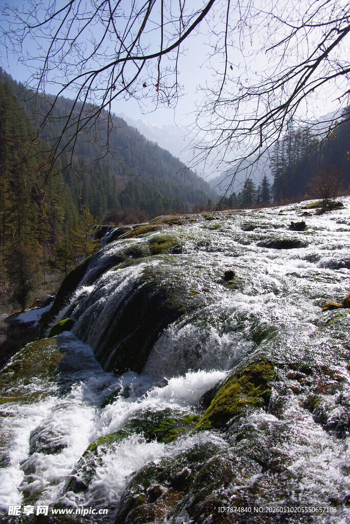 山间溪流奔腾的自然美景