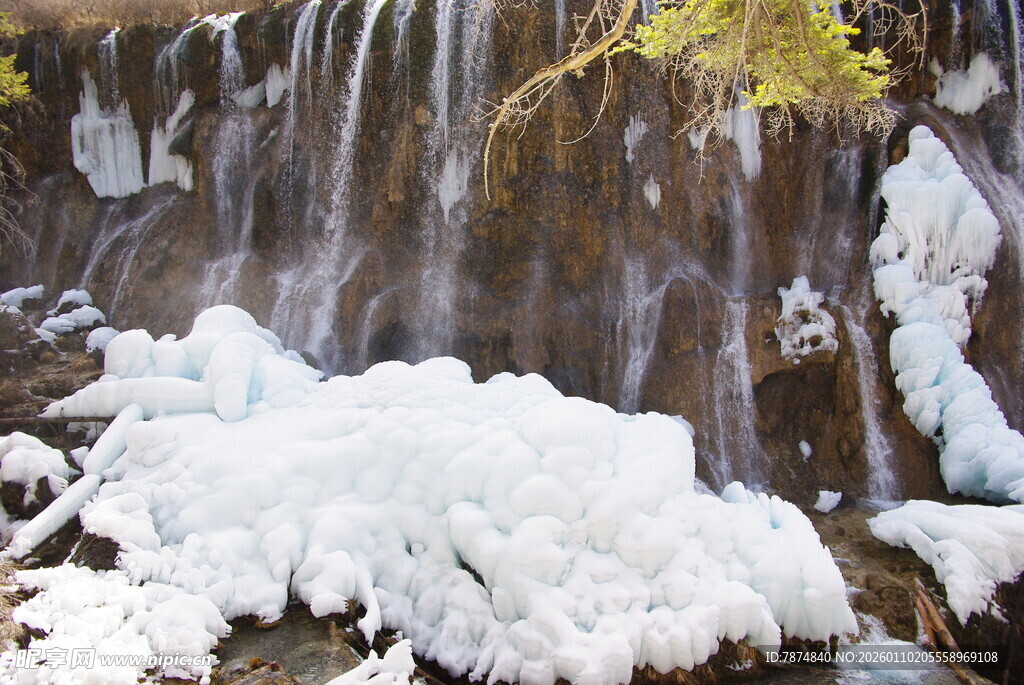 冬日瀑布覆雪美景