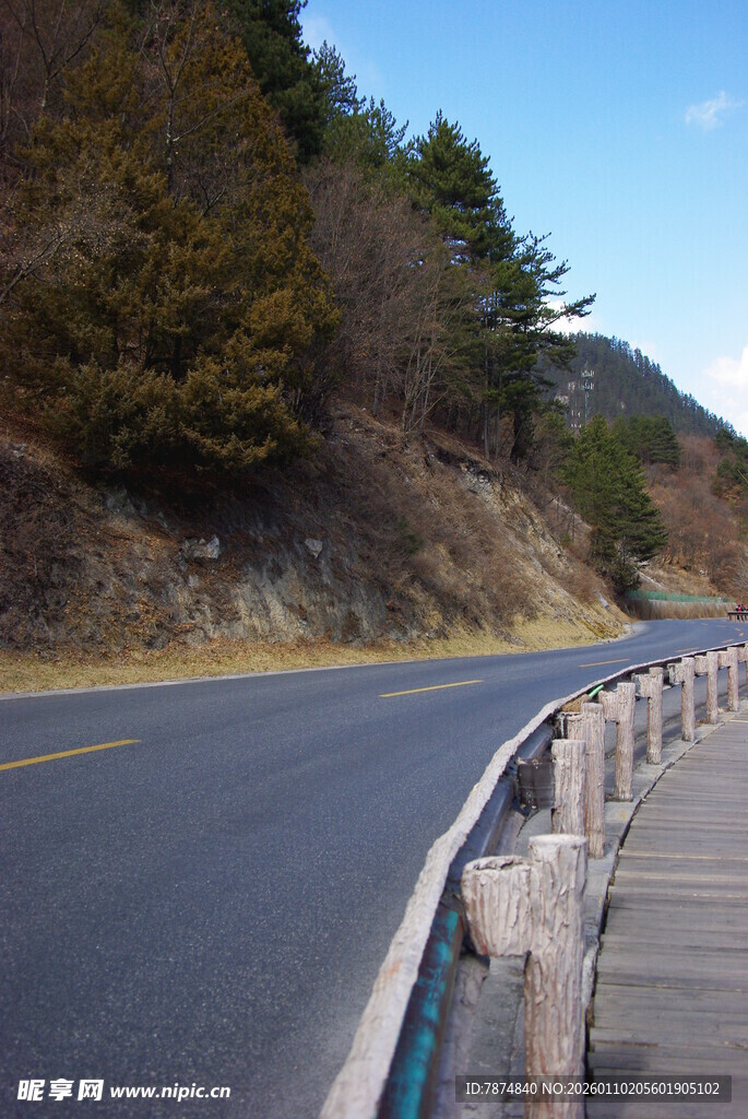 山间蜿蜒公路风景